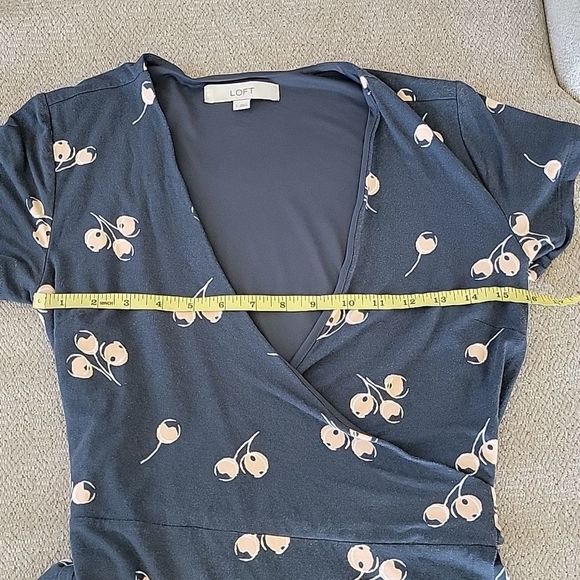 LOFT Gray with Cherries Short Sleeve Wrap Dress with Belt - Size 2 - Picture 7 of 15